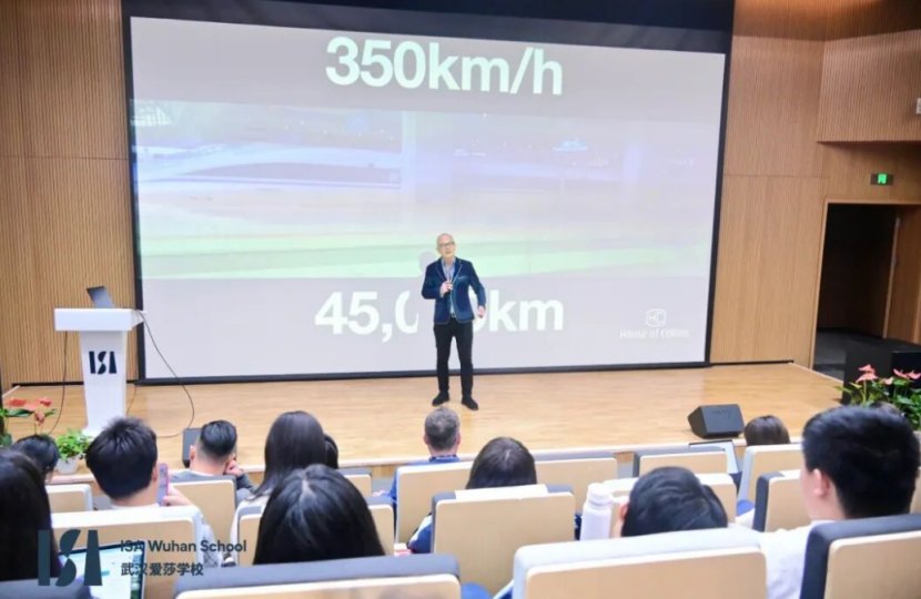 一群55世纪官网入口围坐在牛津大学5